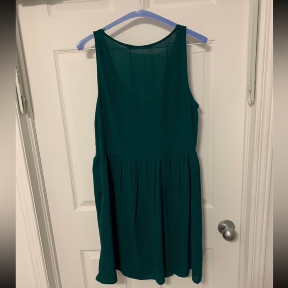 Beautiful emerald green dress with beadwork from Zara - Picture 3 of 4